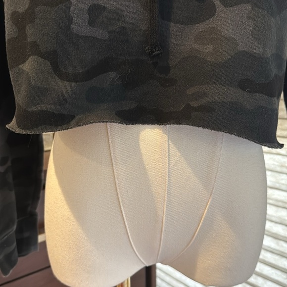 Woman's Black Camo Cropped Hoodie. Size Small - Picture 2 of 6